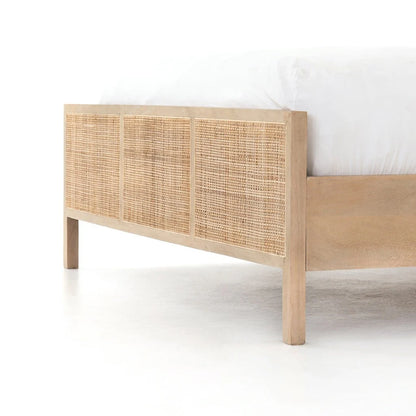 Cama Sydney de Madera de Mango Natural y Ratán Tejido – Elegancia Natural y Textura Auténtica
