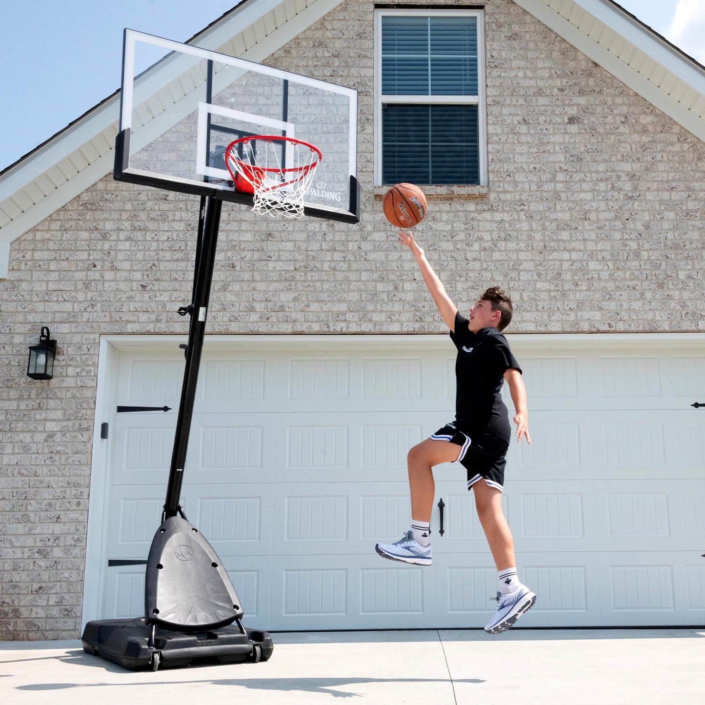 2025 Canasta de Baloncesto Portátil Spalding de 54 pulgadas – Panel de Policarbonato Irrompible, Sistema Ajustable ExactaHeight y Aro Pro Slam – Para Juego Exterior