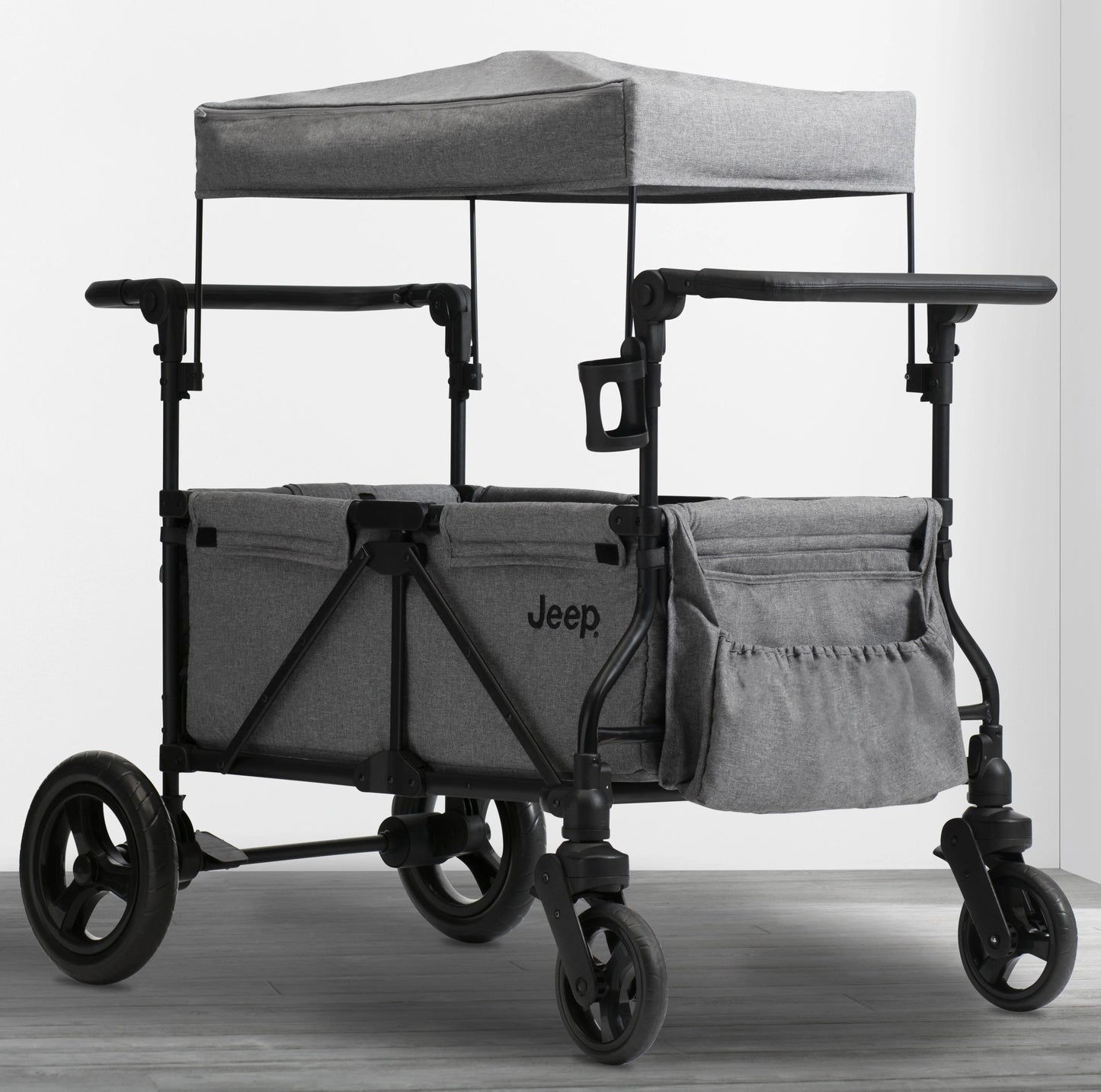 2025 Jeep Wrangler Stroller Wagon de Delta Children – 3 Modos: Portabebés, Cochecito y Carrito, Suspensión, Capota UV, Compatible con Sillas de Auto, Almacenamiento Múltiple, Manillares Ajustables