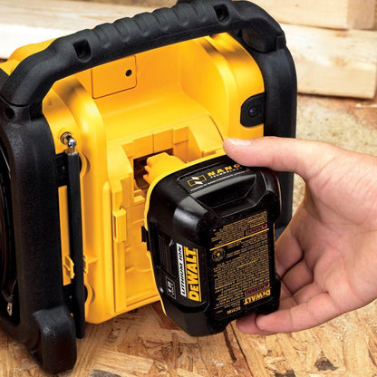 2025 Radio de obra compacta DEWALT 20-Volt MAX con cable / inalámbrica